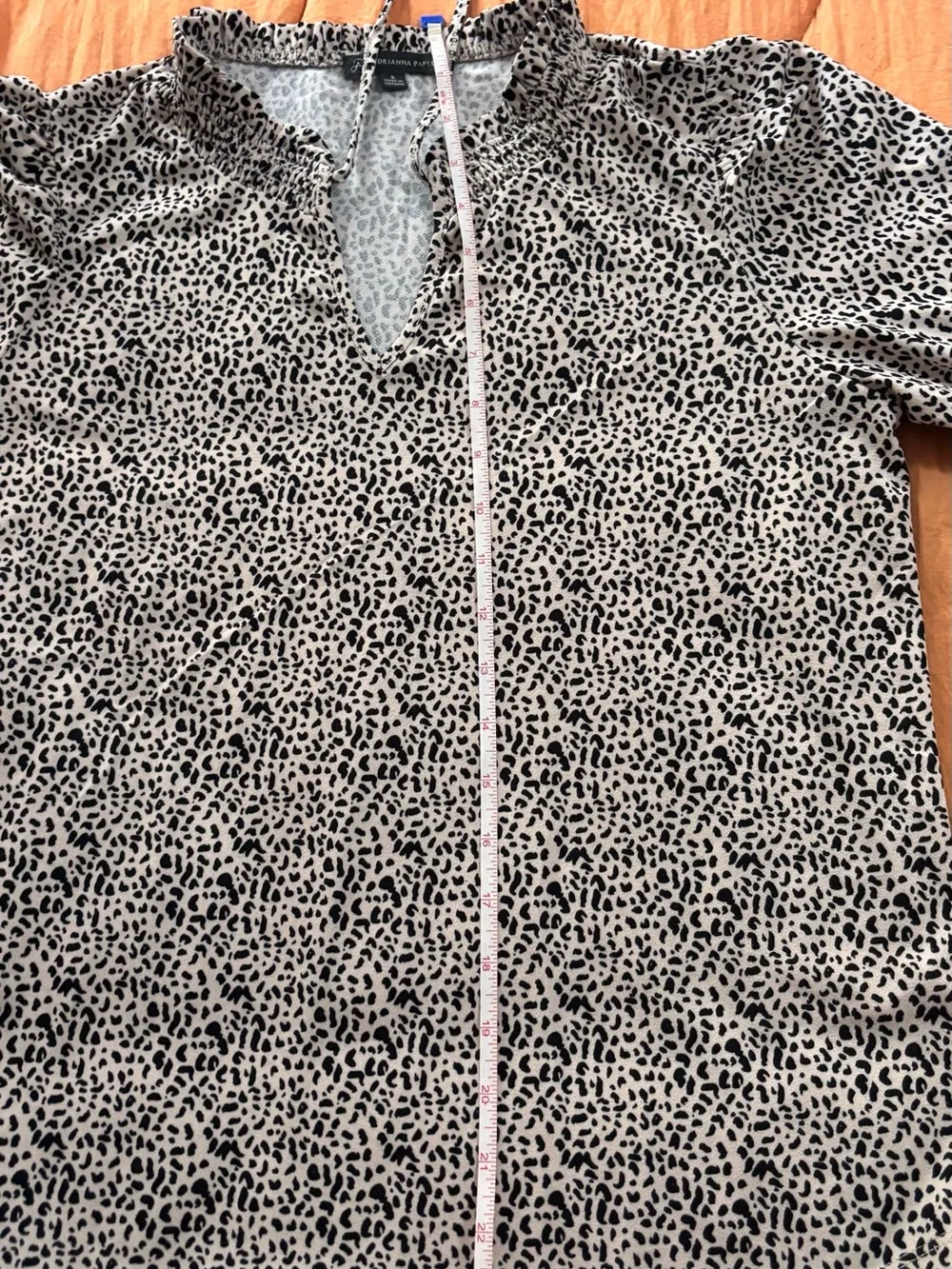Adrianna Papell Cream and Black Printed V-Neck Blouse 👚